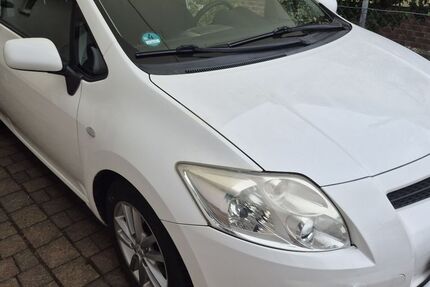 Toyota Auris 157.000 km 1.650 &euro; Halle 06128