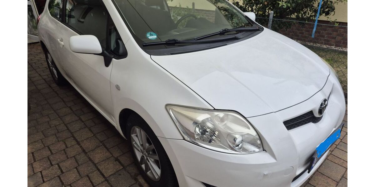 Toyota Auris 157.000 km 1.650 &euro; Halle 06128