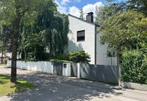 Großhadern: Zweifamilienhaus (ca. 400 m² Wohn-Nutzfläche) mit Potential!