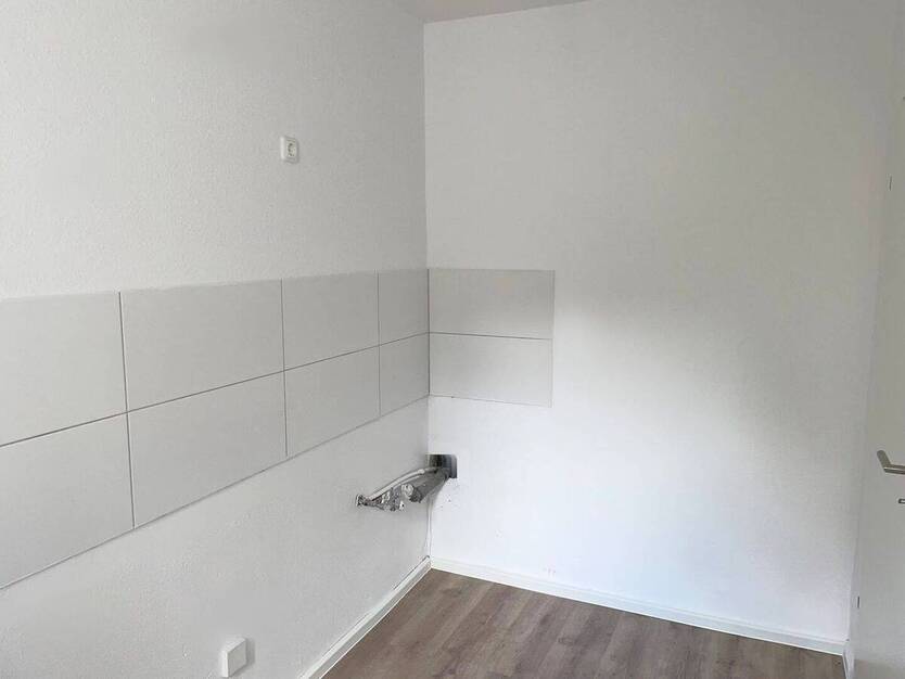 **Frisch renoviert** Zentrale Lage, 2 Zimmer, Balkon, guter Schnitt, Aufzug, Stellplatz 2 zimmer