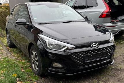 Hyundai i20 12.800 km 10.490 &euro; Essen 45219