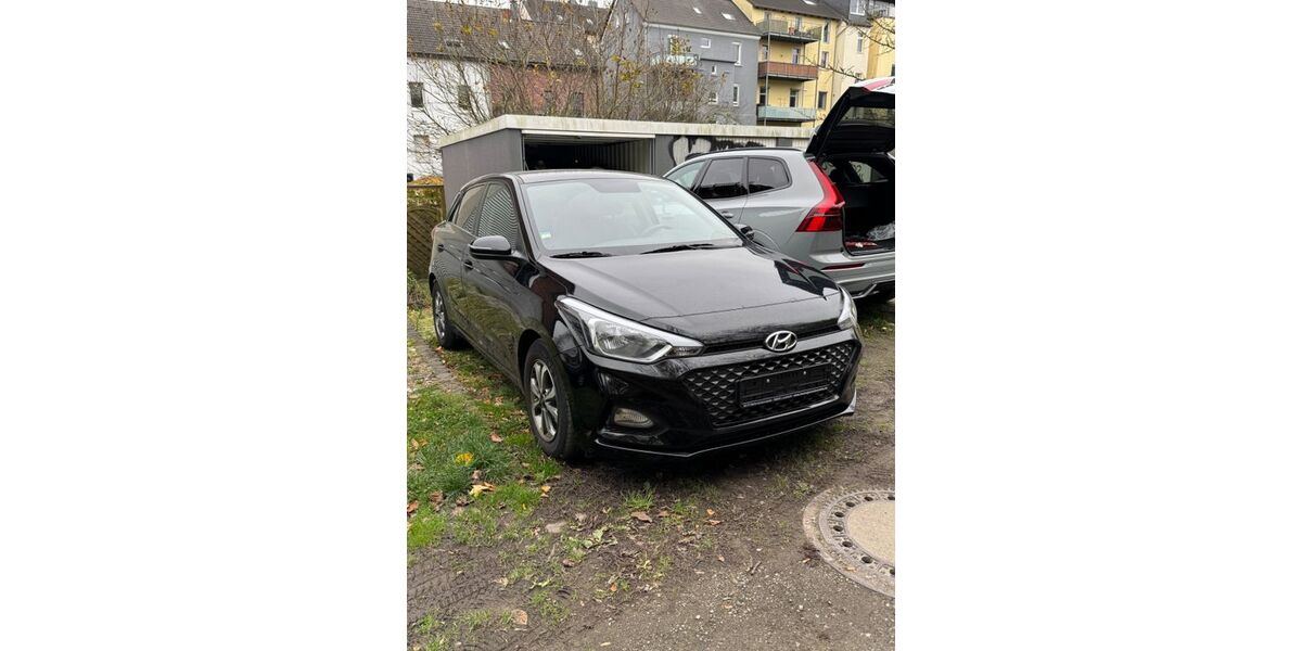 Hyundai i20 12.800 km 10.490 &euro; Essen 45219