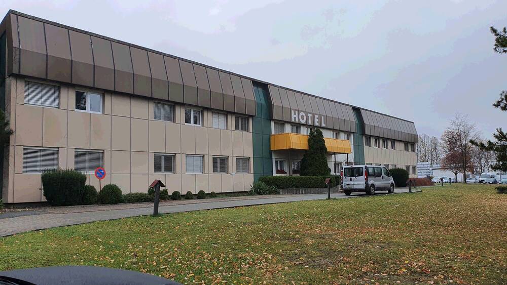 3-Sterne-Hotel mit 30 Zimmern und davor liegenden Baugrundstück 3 zimmer