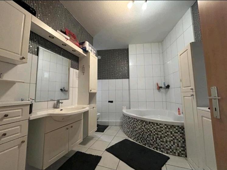 Etagenwohnung Bremerhaven Mitte - 5 Zimmer, 130 m&sup2;, 140.000&euro; | Angebot:26926543