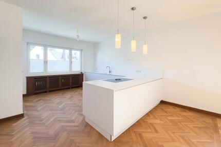 Stilvoll wohnen in einer Stadtvilla: 2-Zimmer-Wohnung mit Einbauküche, Garten und Garage