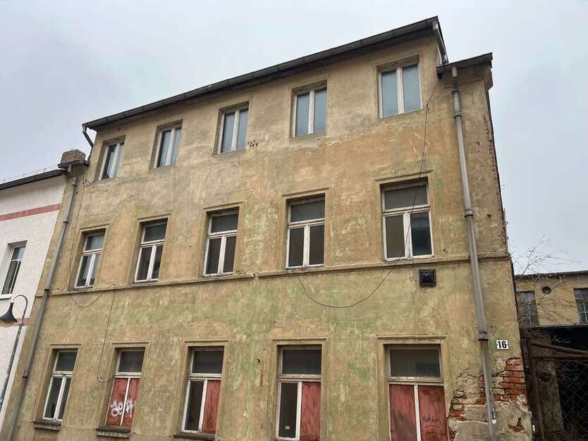 Haus zum Kaufen in Altenburg 30.000 € 220 m²