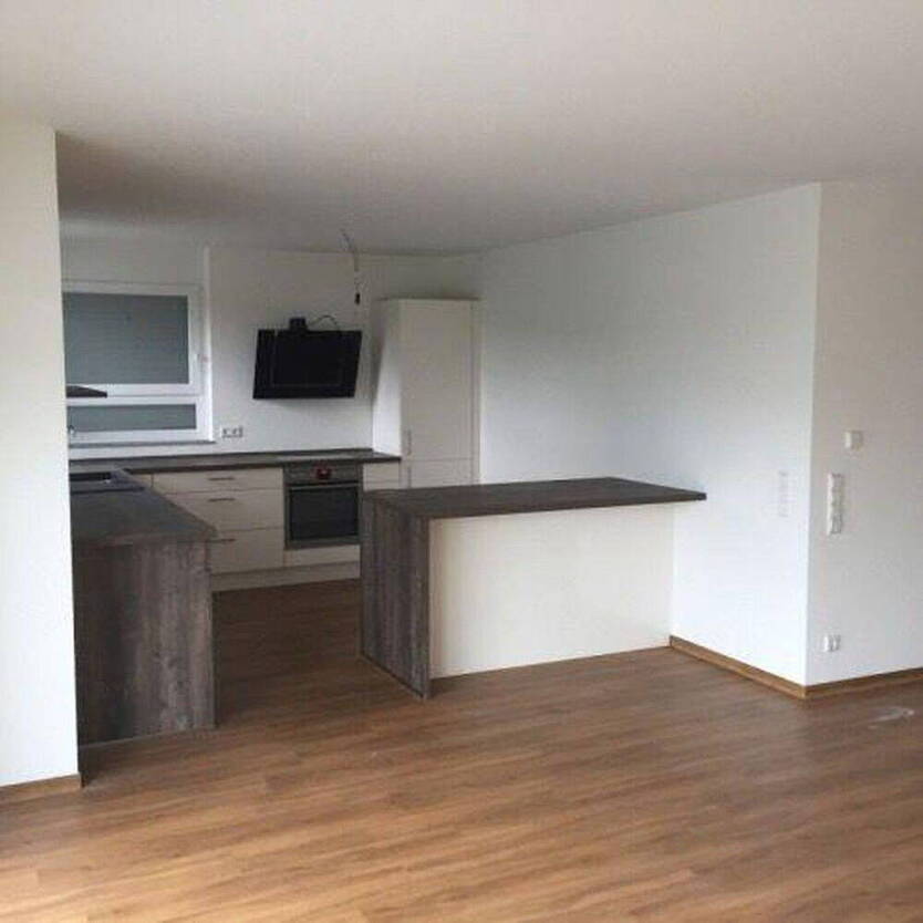 geräumige 3,5-Zimmer-Wohnung mit großem Balkon mit Blick ins Neckartal