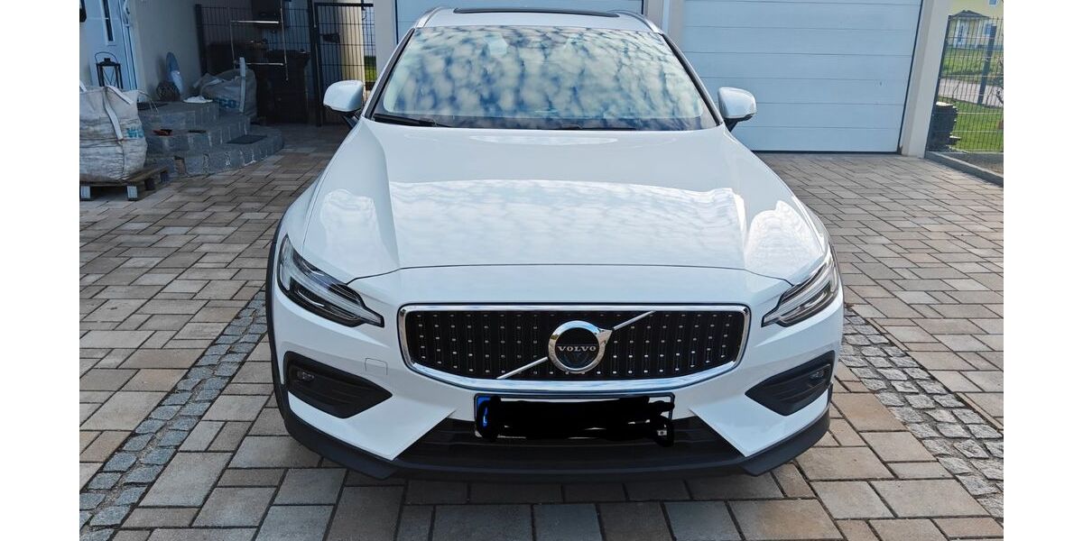 Volvo V60 Cross Country 81.300 km 27.990 &euro; Simbach am Inn 84359