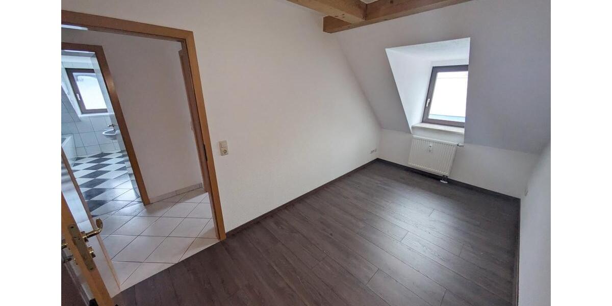 Dachgeschoßwohnung Zwickau - 3 Zimmer, 88 m&sup2;, 560&euro; | Angebot:26008237
