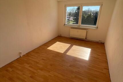 geräumige 3-Raum-Wohnung mit Tageslichtwannenbad, Keller und Außenstellplatz