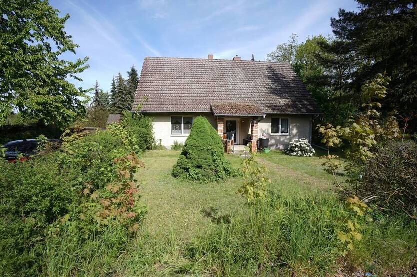 Hauptstadtmakler-Geräumiges Haus mit Pool und großem Grundstück