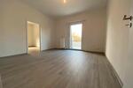 Schöne tapezierte 2 Zimmer Wohnung mit hellen Vinylboden
