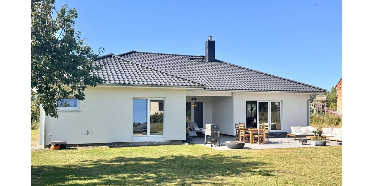 HORN IMMOBILIEN ++ Winkelbungalow 5 km bis Neubrandenburg, Baujahr 2022, Doppelgarage + Carport - Einfamilienhaus Sponholz | Angebot:27069443