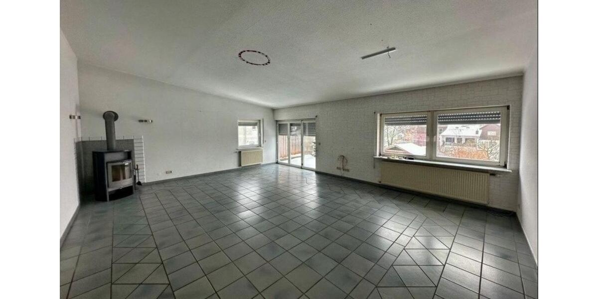 Etagenwohnung Schiffweiler - 5 Zimmer, 130 m&sup2;, 1.250&euro; | Angebot:26473092
