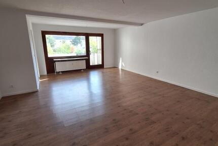 Erdgeschoss 3 Zimmer mit Balkon frisch renoviert + 1 Monat mietfrei zimmer