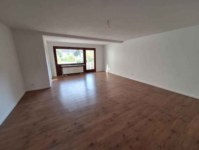 Erdgeschoss 3 Zimmer mit Balkon frisch renoviert + 1 Monat mietfrei zimmer
