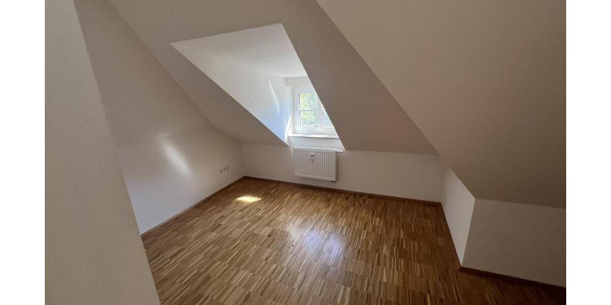 Wohnen mal anders! Imposante Dachgeschosswohnung mit Balkon und Aufzug! - Dachgeschoßwohnung Gera Alt-Bieblach | Angebot:26386423