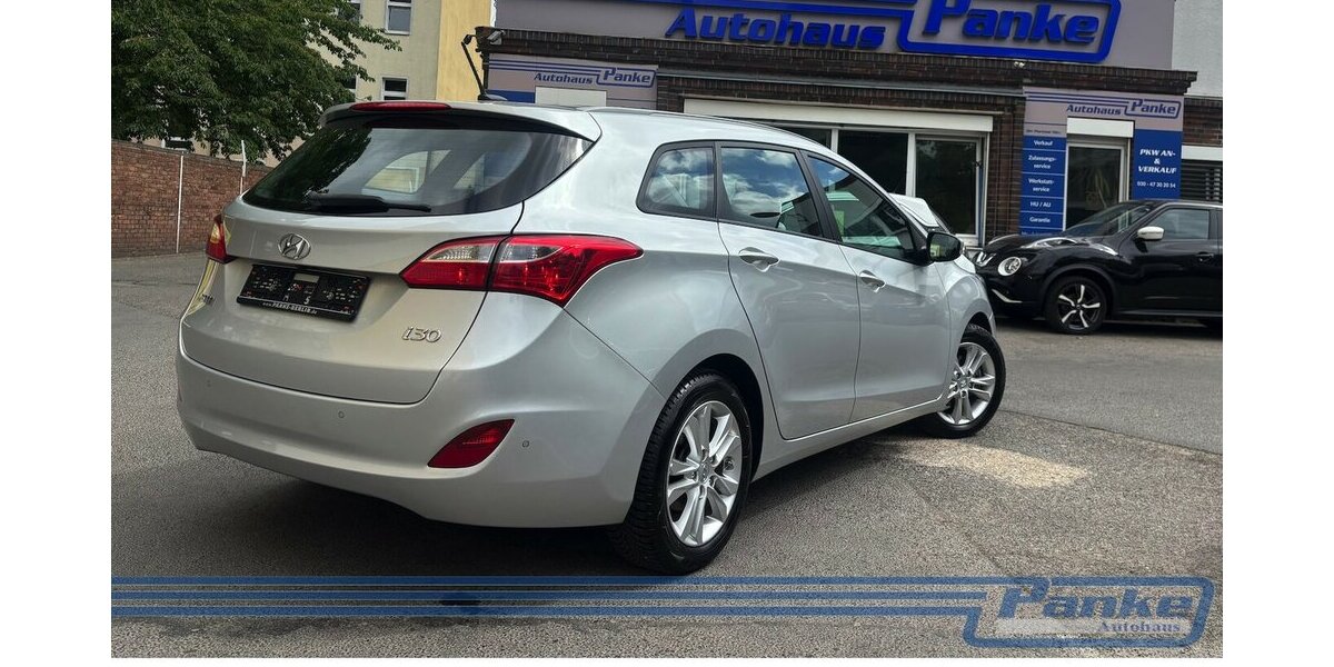 Hyundai i30 FIFA World Cup Edition*NAV*SHZ*StandH*R-CAM* 49.964 km 9.990 &euro; Berlin 13187