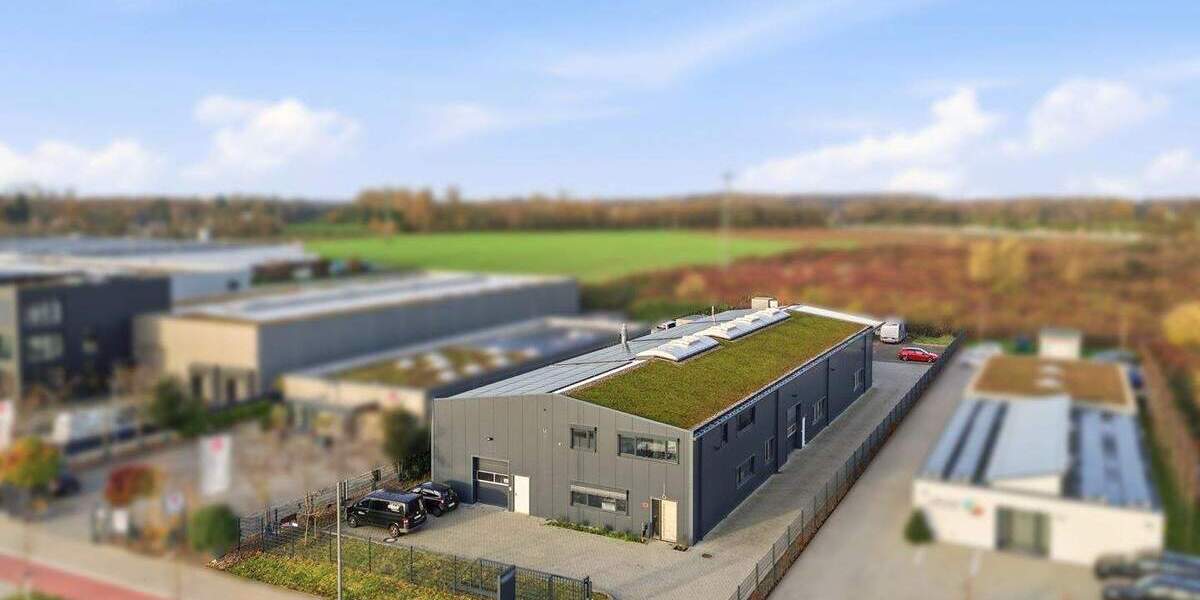 Neuwertige Produktions- und Lagerhalle mit Büroflächen – nachhaltige Technik & starke Lage zimmer