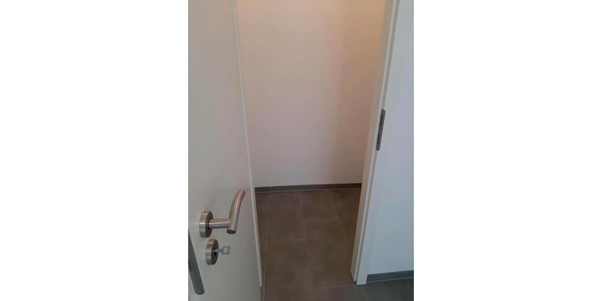 Sanierte 2-Zimmer Wohnung, Balkon, Einbauküche & TG Kleinenbroich zimmer