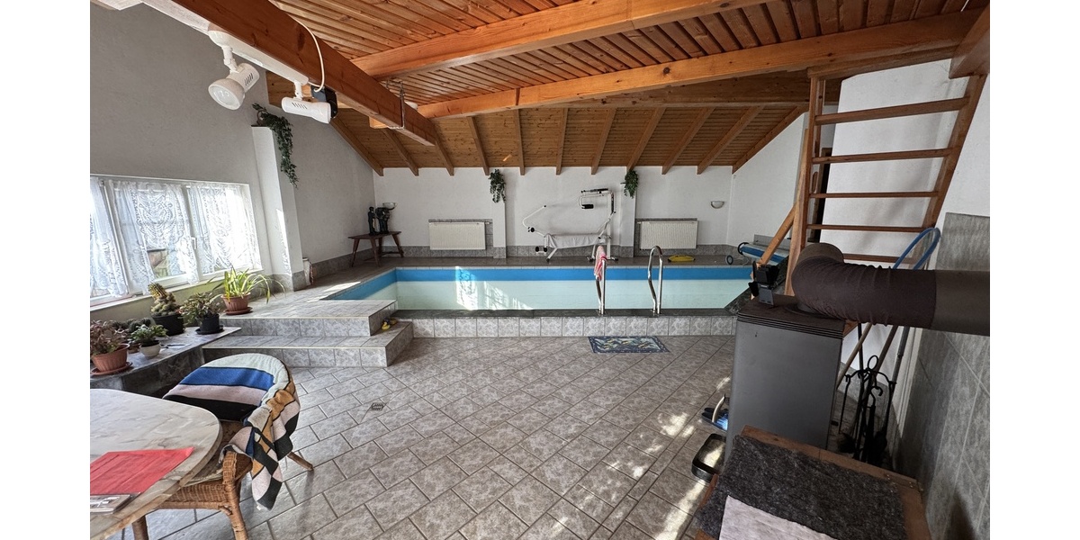 Einfamilienhaus mit Poolhaus, Nebengebäuden und viel Garten! - Einfamilienhaus Gera Lusan | Angebot:26387596