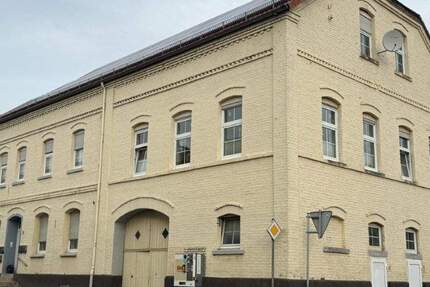 Solides Mehrfamilienhaus mit fünf Wohneinheiten und zusätzlicher PV-Einnahme in Warburg- OT zimmer