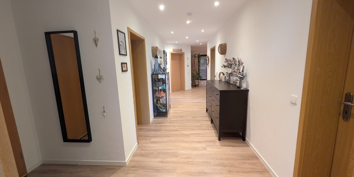 Modernisiertes Raumwunder: 130 m² Etagenwohnung mit 2 Balkonen und Garten - Etagenwohnung Otterberg | Angebot:27130943
