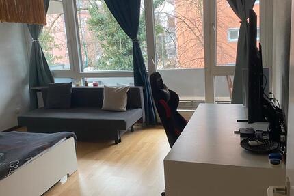 Sehr großes WG-Zimmer (27 m²) mit Balkon in München-Obersendling 5 zimmer