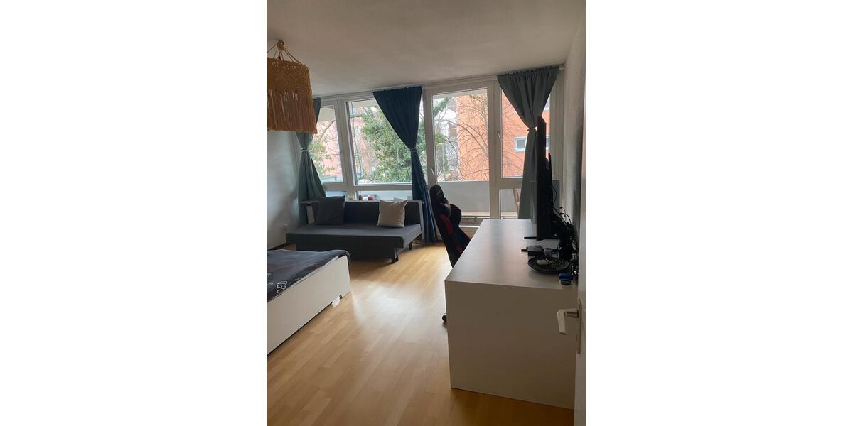 Sehr großes WG-Zimmer (27 m²) mit Balkon in München-Obersendling 5 zimmer