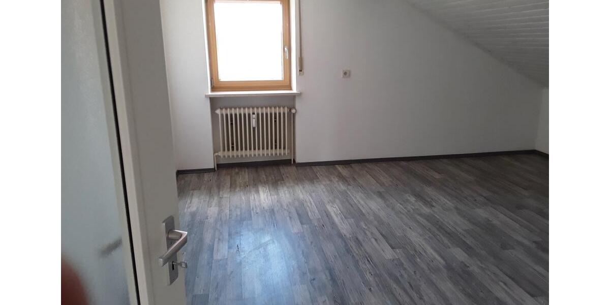 Dachgeschoßwohnung Roding - 3 Zimmer, 85 m&sup2;, 800&euro; | Angebot:26416490