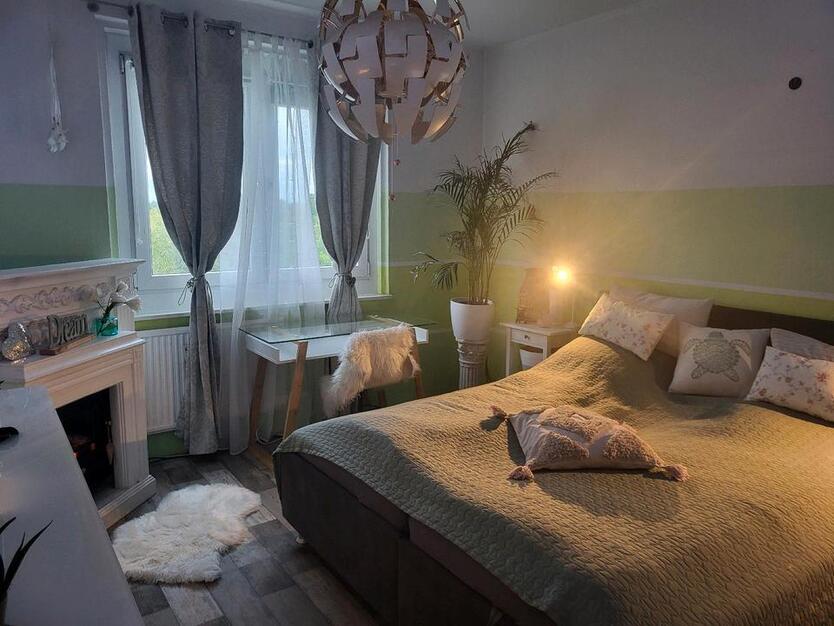 Möbliertes Zimmer mit Balkon im Grünen
