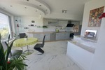 Luxuriös möbliertes Etagen-Apartment mit Garten, Photovoltaik & Premium-Ausstattung – ca. 230 m² Woh