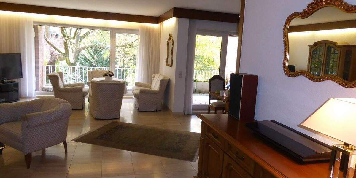 Großzügig Wohnung in bester Lage, komplett möbliert mit Tiefgarage und Aufzug! 3 zimmer