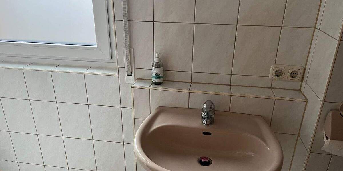 Sehr hübsche 1 12 Zimmer-Wohnung im 1. OG (Aufzug) mit Einbauküche, Balkon und Tiefgaragen-Stellplatz 1 zimmer