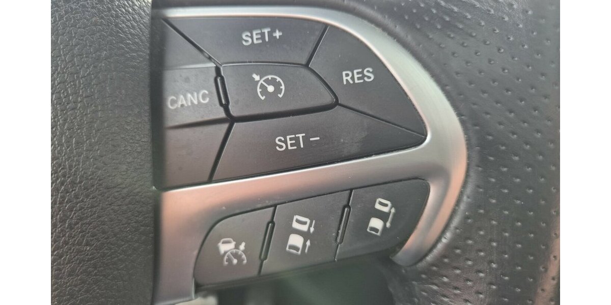 Jeep Grand Cherokee 6.4 V8 HEMI SRT 8-Gang Automatik 250.000 km 16.890 &euro; Rodgau 63110