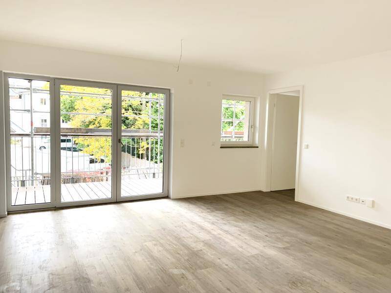 FÜ: Erstbezug! Attraktiv & repräsentativ, 2-Zi-Whg (1.OG) mit EBK, Balkon, Aufzug + TG-Stellplatz