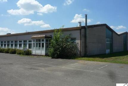 Hallenteil einer Lagerhalle einschl. ehemaligem Büro zimmer