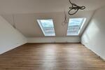 2 Zimmer Dachgeschosswohnung mit Balkon zimmer
