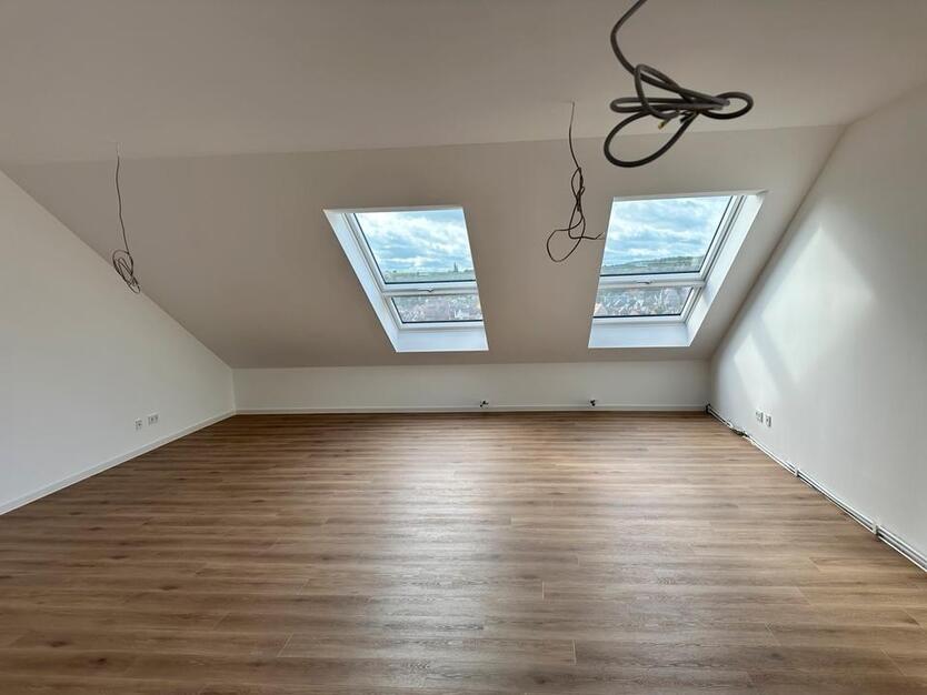 2 Zimmer Dachgeschosswohnung mit Balkon zimmer