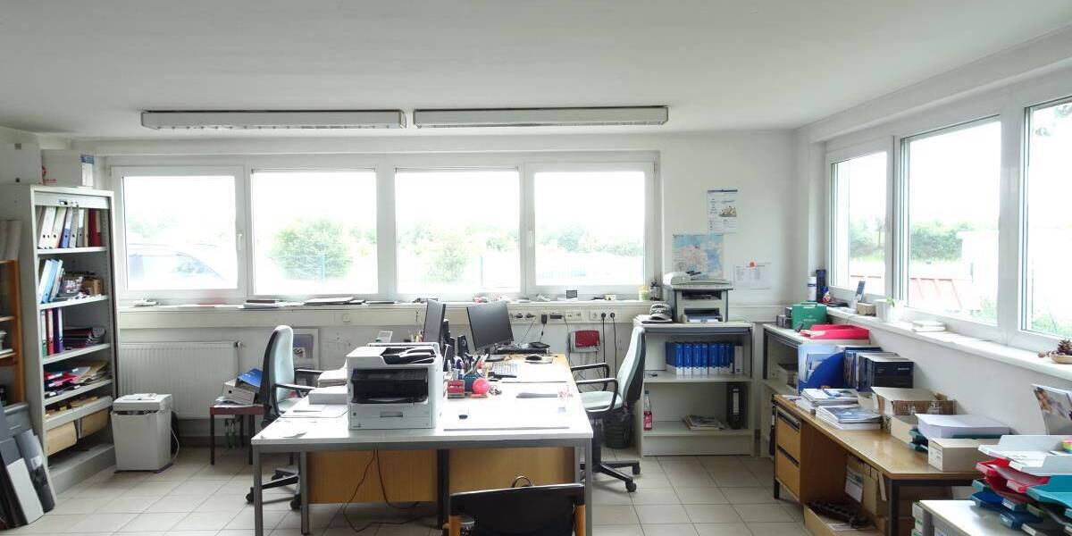 Gewerbehalle mit Büro ideal als Werkstatt- oder Lagerfläche im Nord-Osten von Herzogenaurach zimmer