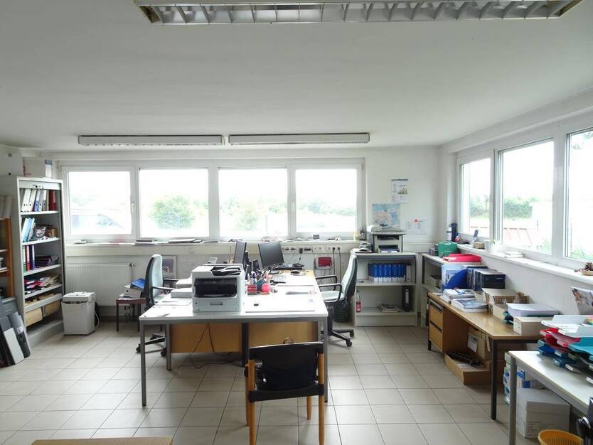 Gewerbehalle mit Büro ideal als Werkstatt- oder Lagerfläche im Nord-Osten von Herzogenaurach zimmer