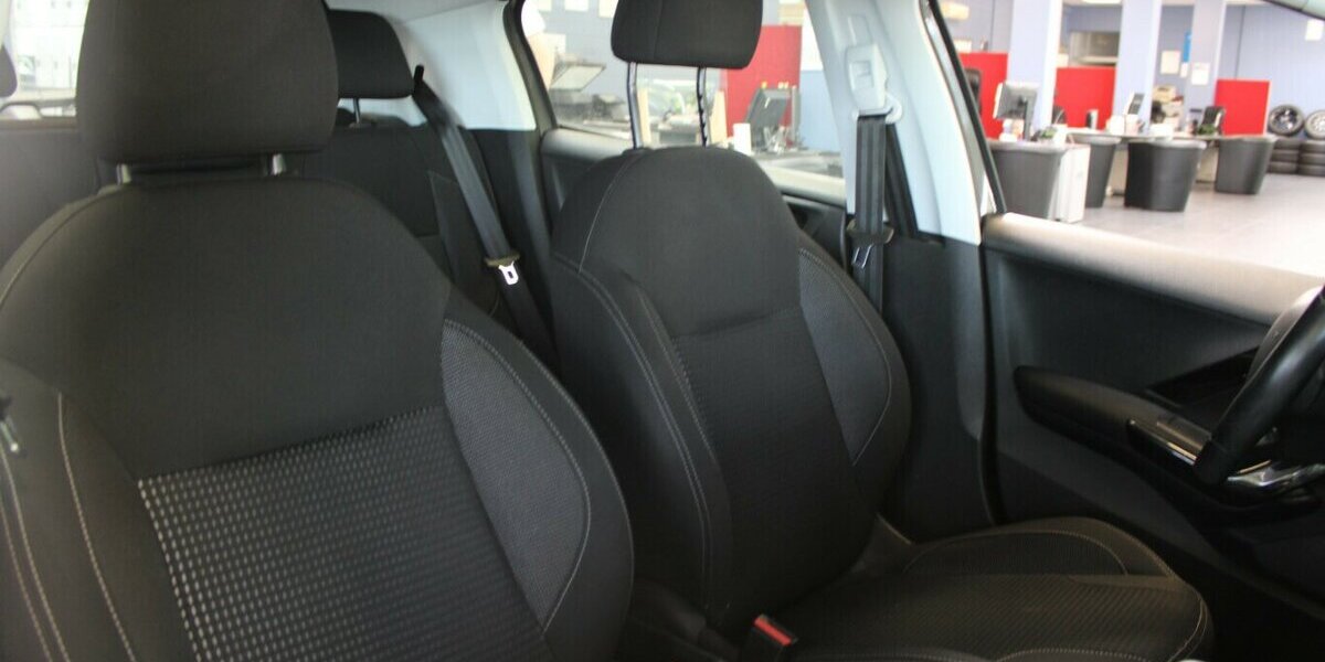 Peugeot 208 Blue-HDi 120 Allure 135.620 km 7.980 &euro; Euskirchen 53881