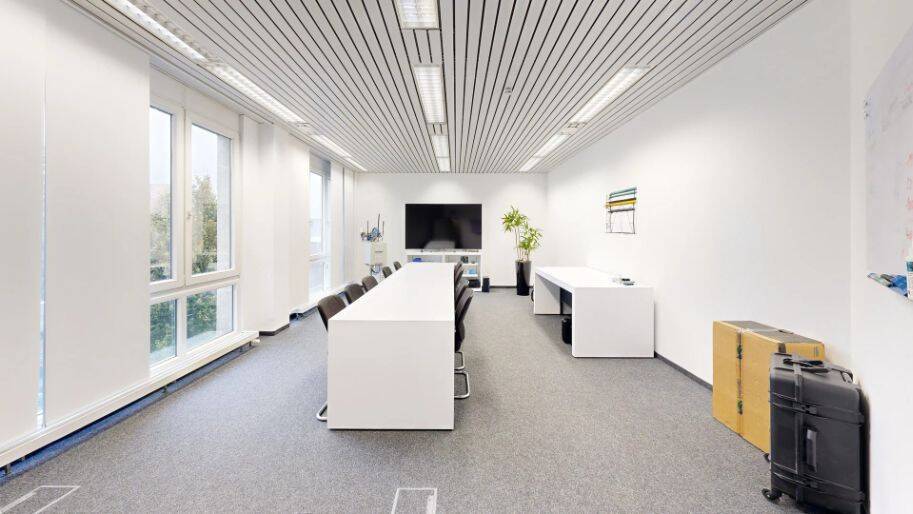 Helles, representatives möbliertes Büro inkl. Küche (Spülmaschiene, Kühlschrank, etc.) in ehemali...