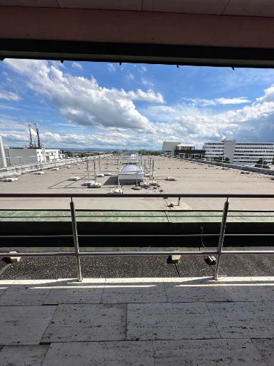 Penthouse-Büro mit Dachterrasse, Flughafenblick, komplett möbliert, sofort frei zimmer