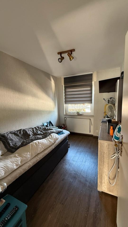 Helle 3 Zimmer-WohnungHaushälfte 1.OG zum 01.10.25 + Balkon