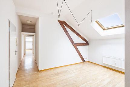 Helle Dachgeschoßwohnung in HBF Nähe