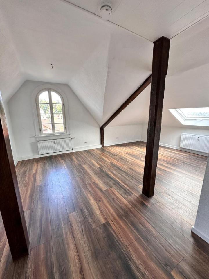 zentrumsnahe 3,5 Zimmer Wohnung mit Einbauküche, Blick über Friedrichroda, Stellplatz, Gartenanteil und Keller