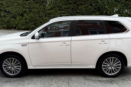 Mitsubishi Plug-in Hybrid Outlander 150.000 km 16.980 &euro; München 81827