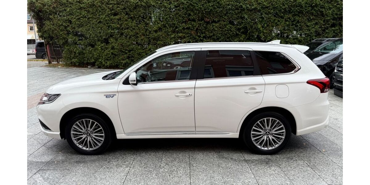 Mitsubishi Plug-in Hybrid Outlander 150.000 km 16.980 &euro; München 81827