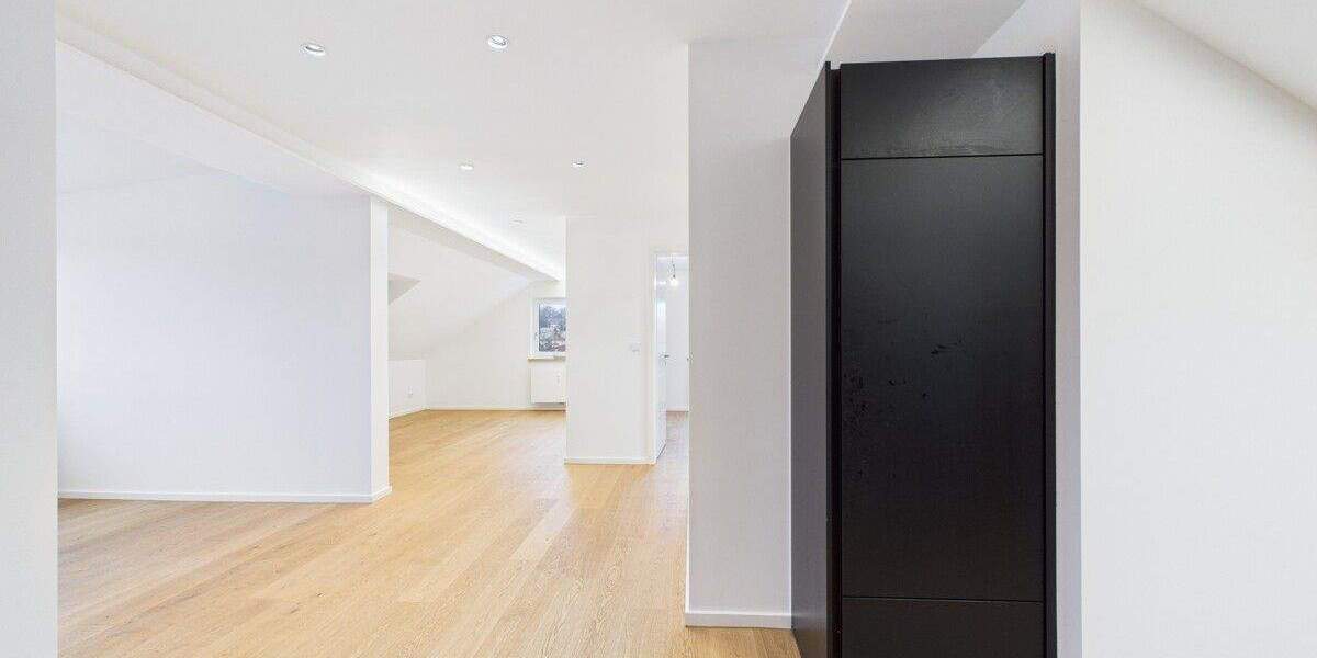 Moderne Dachgeschosswohnung in saniertem Dreifamilienhaus 3 zimmer